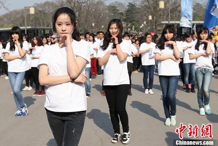 女主播模仿吴艳妮：刷礼物就能表演